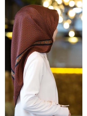 Vissona % 57 Ipek % 43 Viskon Twill Ipek Geometrik Desenli Taba - Siyah Renkli 90X90 Eşarp Dikim Şekli : El Dikişi