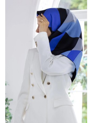 Vissona %100 Twill Ipek Geometrik Çizgi Desenli Lacivert - Saks Renkli 90X90 Eşarp Kenar Dikiş Şekli El Dikişli