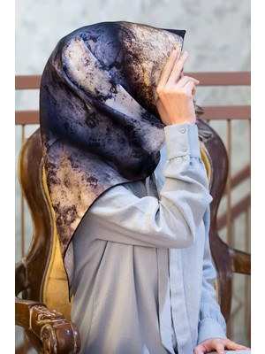 Vissona % 57 Ipek % 43 Viskon Twill Ipek Dokulu ve Geometrik Desenli Bej - Gri Renkli 90X90 Eşarp Dikim Şekli : El Dikişi