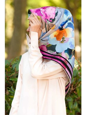 Vissona % 57 Ipek % 43 Viskon Twill Ipek Sulu Boyalı Çiçek Desenli Pembe - Bebe Mavisi Renkli 90X90 Eşarp Dikim Şekli : El Dikişi