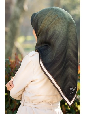 Vissona % 57 Ipek % 43 Viskon Twill Ipek Monogram Desenli Haki Renkli 90X90 Dikim Şekli : El Dikişi Eşarp
