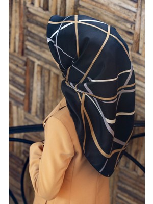 Vissona %57 Ipek %43 Viskon Twill Ipek Çizgili Desenli Siyah - Gold Renkli 90X90 Eşarp Dikim Şekli : El Dikişi