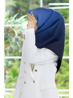 Vissona % 57 Ipek % 43 Viskon Twill Ipek Degrade Desenli Lacivert - Buz Mavisi Renkli 90X90 Eşarp Dikim Şekli : El Dikişi