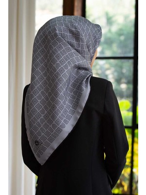 Vissona %57 Ipek %43 Viskon Twill Ipek Etnik Motif Desenli Gri - Siyah Renkli 90X90 Eşarp Dikim Şekli : El Dikişi