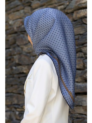 Vissona %57 Ipek %43 Viskon Twill Ipek Zincir Desenli Bebe Mavisi - Siyah Renkli 90X90 Eşarp Dikim Şekli : El Dikişi