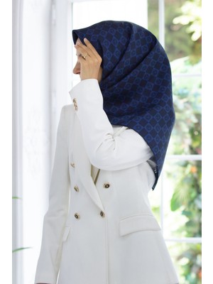 Vissona %57 Ipek % 43 Viskon Twill Ipek Monogram Desenli Lacivert Renkli 90X90 Eşarp Dikim Şekli : El Dikişi