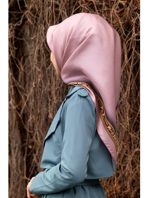 Vissona %100 Twill Ipek Bordürü Leoparlı Düz Desenli Pudra - Gold Renkli 90X90 Eşarp Dikim Şekli : El Dikişi