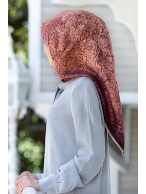 Vissona % 57 Ipek % 43 Viskon Twill Ipek Bulut  Desenli Bakır Renkli 90X90 Eşarp Dikim Şekli : El Dikişi