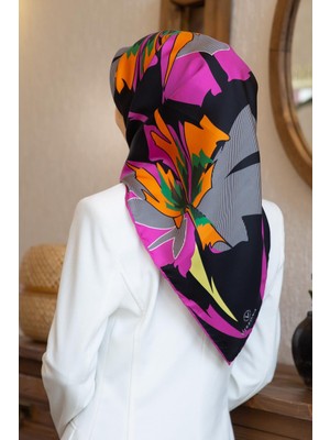 Vissona %100 Twill Ipek Çiçek Desenli Siyah - Fuşya Renkli 90X90 Eşarp Dikim Şekli : El Dikişi