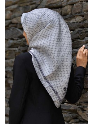 Vissona %57 Ipek %43 Viskon Twill Ipek Zincir Desenli Gümüş - Siyah Renkli 90X90 Eşarp Dikim Şekli : El Dikişi
