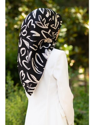 Vissona %100 Twill Ipek Büyük Çiçek Desenli Siyah - Krem Renkli 90X90 Eşarp Dikim Şekli : El Dikişi
