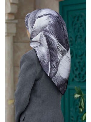 Vissona %100 Twill Ipek Efektli ve Geometrik Desenli Siyah - Beyaz Renkli 90X90 Eşarp Dikim Şekli : El Dikişi