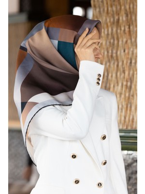 Vissona %57 Ipek % 43 Viskon Twill Ipek Geometrik Desenli Petrol Mavisi - Gri Renkli 90X90 Eşarp Dikim Şekli : El Dikişi
