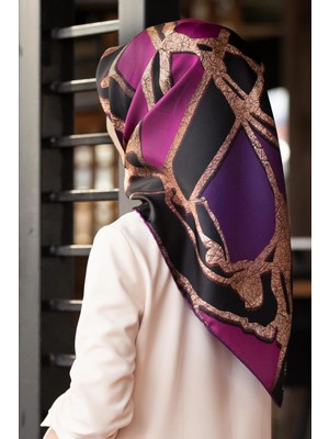Vissona % 57 Ipek % 43 Viskon Twill Ipek Gold Efektli Geometrik Desenli Siyah - Mürdüm Renkli 90X90 Eşarp Dikim Şekli : El Dikişi
