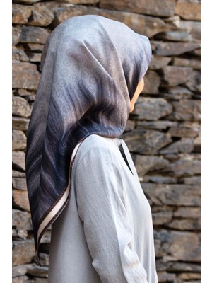 Vissona % 57 Ipek % 43 Viskon Twill Ipek Monogram Desenli Gri Renkli 90X90 Dikim Şekli : El Dikişi Eşarp