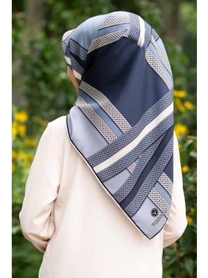 Vissona % 57 Ipek % 43 Viskon Twill Ipek Geometrik Desenli Indigo - Krem Renkli 90X90 Eşarp Dikim Şekli : El Dikişi
