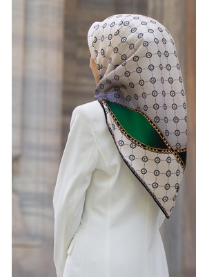 Vissona %100 Twill Ipek Zincirli ve Monogram Desenli Krem - Zümrüt Yeşili Renkli 90X90 Eşarp Dikim Şekli : El Dikişi