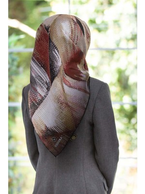 Vissona %100 Twill Ipek Efektli ve Geometrik Desenli Bej - Kırmızı Renkli 90X90 Eşarp Dikim Şekli : El Dikişi