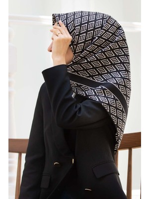 Vissona % 57 Ipek % 43 Viskon Twill Ipek Geometrik Desenli Siyah - Krem Renkli 90X90 Eşarp Dikim Şekli : El Dikişi