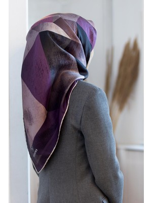 Vissona % 57 Ipek % 43 Viskon Twill Ipek Geometrik Desenli Gri - Gül Kurusu Renkli 90X90 Eşarp Dikim Şekli : El Dikişi