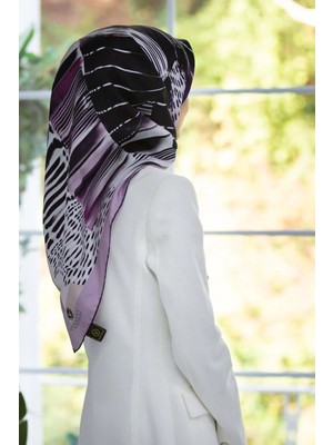 Vissona %100 Twill Ipek Geometrik Desenli Lila - Mürdüm Renkli 90X90 Eşarp Dikim Şekli : El Dikişi