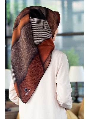 Vissona %100 Twill Ipek Dokulu ve Geometrik Desenli Taba - Siyah Renkli 90X90 Eşarp Dikim Şekli : El Dikişi