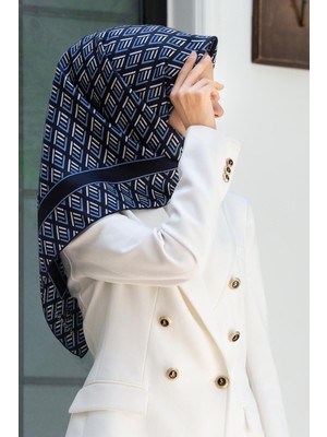 Vissona % 57 Ipek % 43 Viskon Twill Ipek Geometrik Desenli Lacivert - Indigo Renkli 90X90 Eşarp Dikim Şekli : El Dikişi