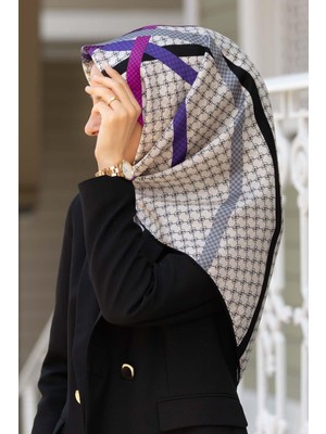 Vissona %100 Twill Ipek Monogram ve Şerit Desenli Fuşya - Siyah Renkli 90X90 Eşarp Dikim Şekli : El Dikişi