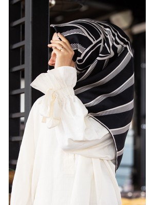 Vissona % 57 Ipek % 43 Viskon Twill Ipek Çizgili Çiçek Desenli Siyah - Krem Renkli 90X90 Eşarp Dikim Şekli : El Dikişi