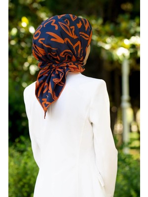 Vissona %100 Twill Ipek Büyük Çiçek Desenli Lacivert - Turuncu Renkli 90X90 Eşarp Dikim Şekli : El Dikişi