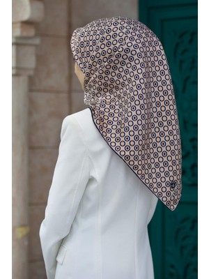 Vissona %100 Twill Ipek Zincir Desenli Bej - Lacivert Renkli 90X90 Eşarp Kenar Dikiş Şekli El Dikişli