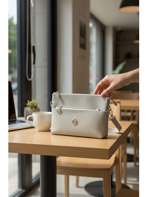 Rafiel Kadın Gri Saffiano Deri Görünümlü Çapraz Askılı Omuz Çantası - Gold Logolu