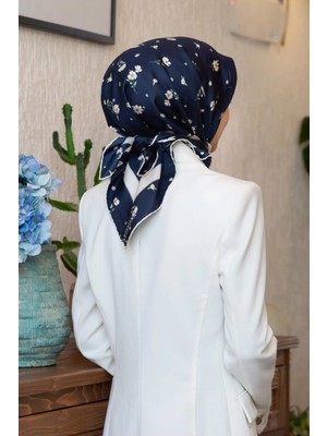 Vissona % 57 Ipek % 43 Viskon Twill Ipek Çıtır Çiçek Desenli Lacivert - Krem Renkli 90X90 Eşarp Dikim Şekli : El Dikişi