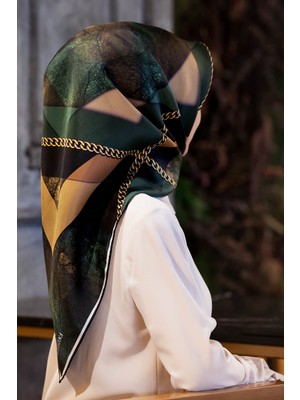 Vissona % 57 Ipek % 43 Viskon Twill Ipek Taş Efekti Desenli Zümrüt Yeşili - Siyah Renkli 90X90 Eşarp Dikim Şekli : El Dikişi