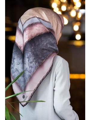 Vissona % 57 Ipek % 43 Viskon Twill Ipek Dokulu Geometrik Desenli Pudra - Gri Renkli 90X90 Eşarp Dikim Şekli : El Dikişi