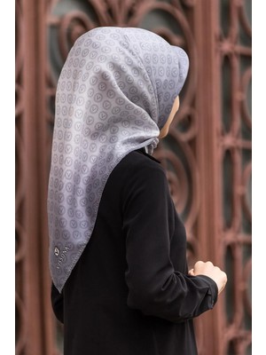 Vissona % 57 Ipek % 43 Viskon Twill Ipek Monogram Desenli Gümüş Renkli 90X90 Eşarp Dikim Şekli : El Dikişi