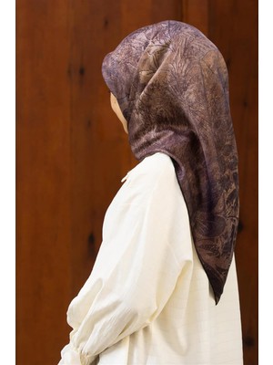 Vissona % 57 Ipek % 43 Viskon Twill Ipek Degradeli Yaprak  Desenli Bej Renkli 90X90 Eşarp Dikim Şekli : El Dikişi