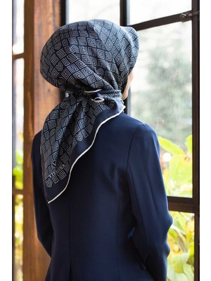 Vissona %57 Ipek %43 Viskon Twill Ipek Etnik Motif Desenli Lacivert - Krem Renkli 90X90 Eşarp Dikim Şekli : El Dikişi