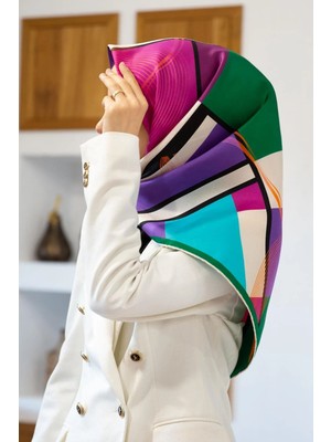 Vissona %100 Twill Ipek Geometrik Desenli Zümrüt Yeşili - Mürdüm Renkli 90X90 Eşarp Dikim Şekli : El Dikişi