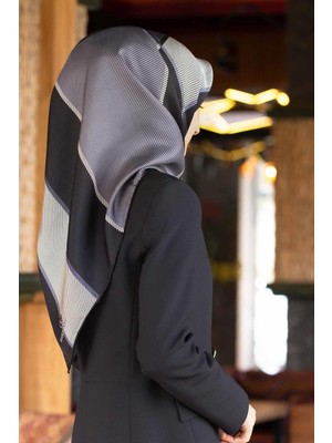 Vissona %100 Twill Ipek Geometrik Desenli Gri Renkli 90X90 Eşarp Dikim Şekli : El Dikişi