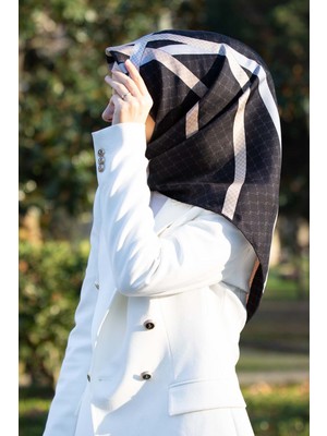 Vissona %57 Ipek %43 Viskon Twill Ipek Monogram ve Şerit Desenli Siyah - Bej Renkli 90X90 Eşarp Dikim Şekli : El Dikişi