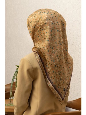 Vissona %100 Twill Ipek Çıtır Desenli Bej Renkli 90X90 Eşarp Dikim Şekli : El Dikişi