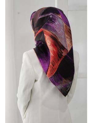 Vissona %100 Twill Ipek Efektli ve Geometrik Desenli Siyah - Nar Çiçeği Renkli 90X90 Eşarp Dikim Şekli : El Dikişi