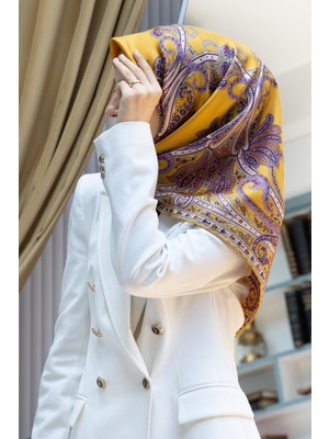 Vissona %100 Twill Ipek Şal Desenli Gold Renkli 90X90 Eşarp Dikim Şekli : El Dikişi
