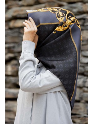 Vissona %100 Twill Ipek Monogram ve Barok Desenli Siyah - Gri Renkli 90X90 Eşarp Dikim Şekli : El Dikişi