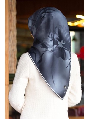 Vissona % 57 Ipek % 43 Viskon Twill Ipek Çiçek Desenli Bebe Mavisi Renkli 90X90 Dikim Şekli : El Dikişi Eşarp