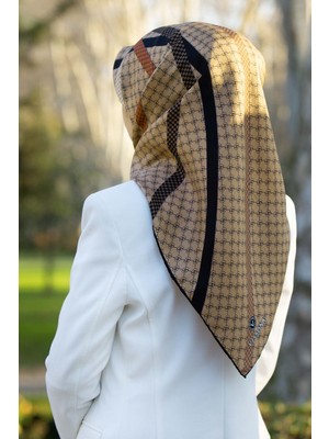 Vissona %57 Ipek %43 Viskon Twill Ipek Monogram ve Şerit Desenli Bej - Siyah Renkli 90X90 Eşarp Dikim Şekli : El Dikişi