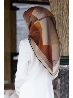 Vissona % 57 Ipek % 43 Viskon Twill Ipek Geometrik Desenli Kahverengi - Taba Renkli 90X90 Eşarp Dikim Şekli : El Dikişi