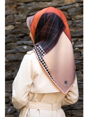 Vissona % 57 Ipek % 43 Viskon Twill Ipek Kazayaklı Ekoseli Leoparlı ve Şal Desenli Taba - Bej Renkli 90X90 Eşarp Dikim Şekli : El Dikişi