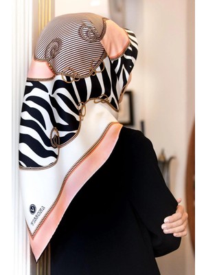 Vissona %100 Twill Ipek Zincirli ve Zebra Desenli Pudra - Krem Renkli 90X90 Eşarp Dikim Şekli : El Dikişi